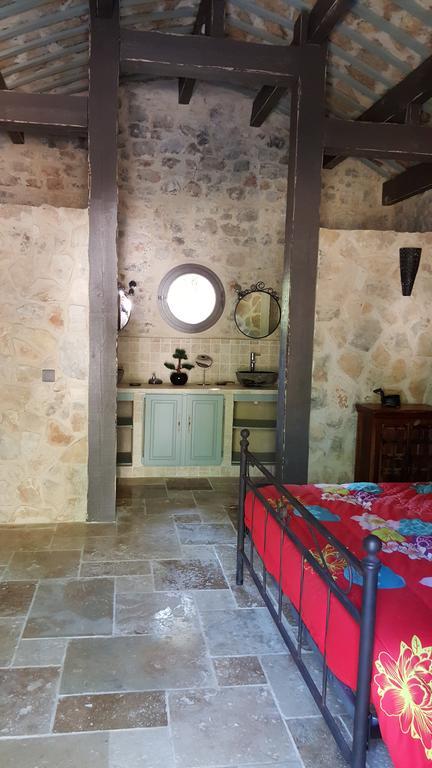 Le Donjon Des Combes Et Son Spa Fayence Bilik gambar